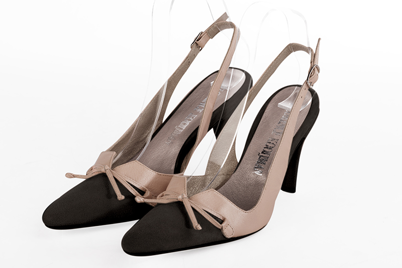 Matt black and powder pink women's dress pumps, with a knot on the front. Tapered toe. High slim heel. Front view - Florence KOOIJMAN